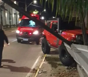 Motorista bate carro contra muro e poste em Lontras