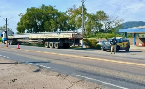 Ação da PRF fiscaliza veículos de carga com excesso de peso e veículos com restrição noturna de circulação