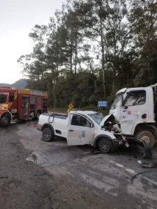 Motorista fica preso às ferragens após colisão entre Saveiro e caminhão na BR-470