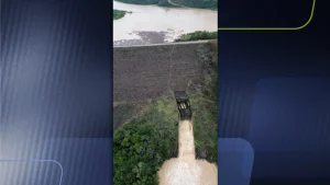 Comporta emperrada eleva nível da Barragem Norte e bloqueia principal acesso a aldeias