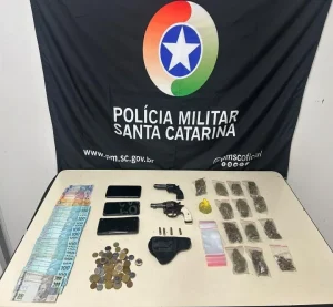 Disparos em via pública levam PM a desarticular ponto de tráfico e prender dois homens em Pomerode