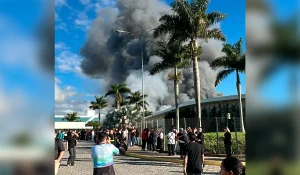 Incêndio de grandes proporções mobiliza bombeiros de nove municípios em indústria têxtil de Itajaí