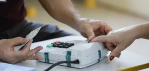 Vou viajar no dia das Eleições. Como eu posso votar?