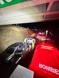 Motorista é resgatado após capotamento no trevo de acesso a Bom Retiro, na BR-282