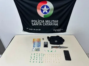 Homem é preso por tráfico de drogas com crack, cocaína e balança de precisão