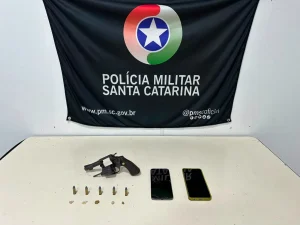 Homem é preso após disparos em via pública; PM apreende revólver e crack