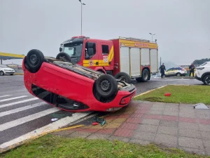 Carro capota após colisão em rótula de Lages; mulher fica ferida