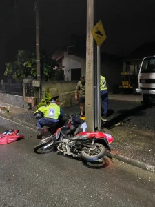 Jovem sofre suspeita de traumatismo cranioencefálico após bater motocicleta contra poste em Taió