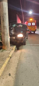Carro bate em poste e passageiro fica ferido em Rio do Sul