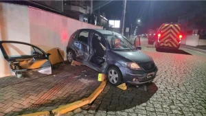 Colisão entre dois carros deixa mulher e criança feridas em Rodeio