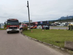 Mulher fica ferida em acidente entre dois carros na BR-470, em Rio do Sul