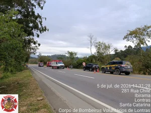 Acidente entre dois carros e uma moto deixa quatro feridos na BR-470, em Lontras