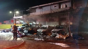 Incêndio destrói quatro viaturas da Segurança Pública e polícia investiga ação criminosa em Araquari