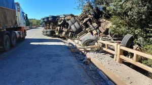 Acidente com veículo de grande porte causa interdição parcial do trânsito na BR-470