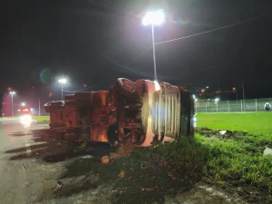 Carreta carregada com glicerina tomba na BR-470 em Ibirama e motorista fica ferido
