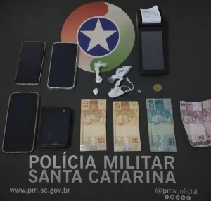 Homem é preso por tráfico de drogas durante abordagem da PM em Timbó