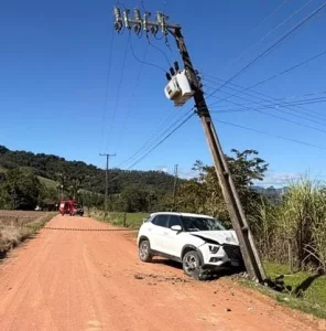 Motorista bate carro contra poste em Ascurra e recusa atendimento hospitalar