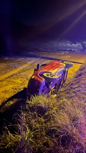 Carro sai da pista e tomba no interior de Ascurra