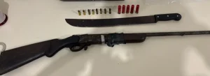 Homem é preso após ameaçar sobrinha de morte com espingarda e facão
