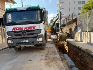 Obras na rua dos Pioneiros avançam e trecho permanece interditado