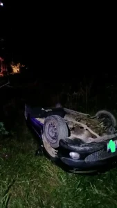 Carro despenca em ribanceira em Rodeio e mulher é arremessada para fora do veículo