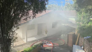 Bombeiros combatem incêndio em residência de dois andares em Taió