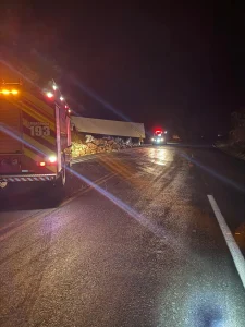Carreta tomba e carro capota em acidente na BR-470, em Otacílio Costa