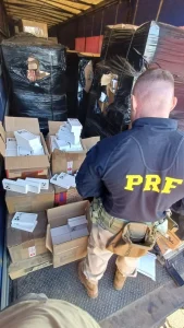 PRF apreende carga milionária de eletrônicos e insumos médicos escondida em carreta em SC