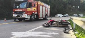 Motociclista sofre fratura exposta após colisão na BR-470, em Rio do Sul