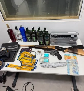 Denúncia de tráfico leva à apreensão de drogas, arma e prisão de envolvidos em Rio do Sul e Lontras