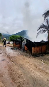 Incêndio destrói casa de madeira em Rodeio