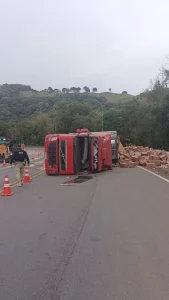 BR-116 ficou totalmente interditada em Capão Alto durante operação de destombamento de veículo