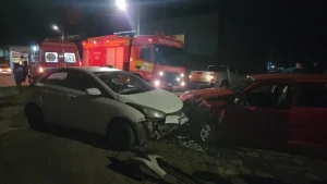 Mulher sofre suspeita de traumatismo cranioencefálico após colisão entre dois carros em São Joaquim