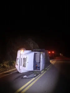 Caminhão sai da pista e tomba na BR-282, em Alfredo Wagner