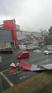 Temporal com ventos de até 51 km/h provoca destelhamentos e queda de árvores em Rio do Sul