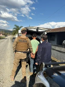 Homem condenado por descumprir medida protetiva é preso em Rio do Campo