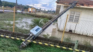 Poste cai sobre residência e deixa família desalojada em Agrolândia