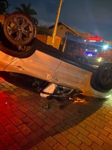 Colisão seguida de capotamento deixa mulher ferida em Indaial