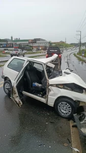 Colisão frontal na BR-470 deixa motorista preso às ferragens