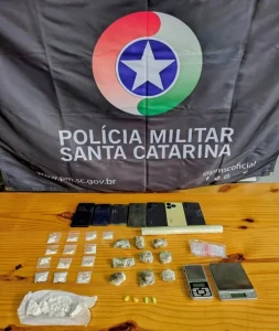 Jovem é preso por tráfico de drogas após tentar fugir da PM de bicicleta em Timbó