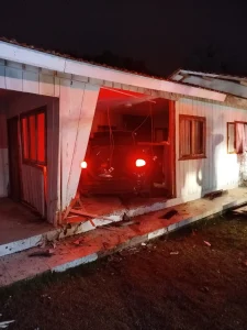 Motorista foge da PM, invade residência com carro e desaparece em Ituporanga