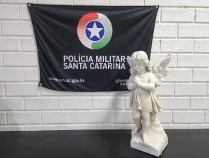 PM recupera estátua histórica furtada e prende suspeitos por furto, tráfico e descumprimento de medida protetiva em Blumenau