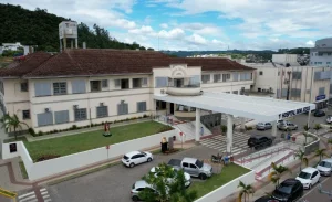Mulher investigada por tentativa de homicídio é presa após receber alta hospitalar em Ituporanga
