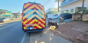 Bombeiros Voluntários de Presidente Getúlio atendem acidente entre carro e moto no Bairro Primavera