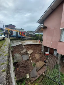 Muro de residência desaba em Lages