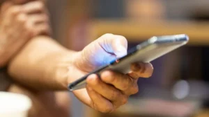 Homem é agredido e tem celular roubado em posto de combustíveis em Indaial