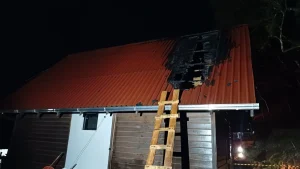Incêndio atinge telhado de residência em Trombudo Central