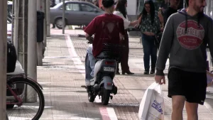 Calçadas compartilhadas em Rio do Sul. Faixa limita trânsito de pedestres e motos elétricas