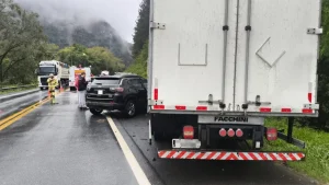 Acidente entre caminhão, carreta e carro deixa idosa ferida na BR-470, em Ibirama