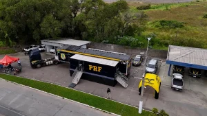 Carreta da PRF. População tem acesso a atendimentos médico e jurídico na BR-470